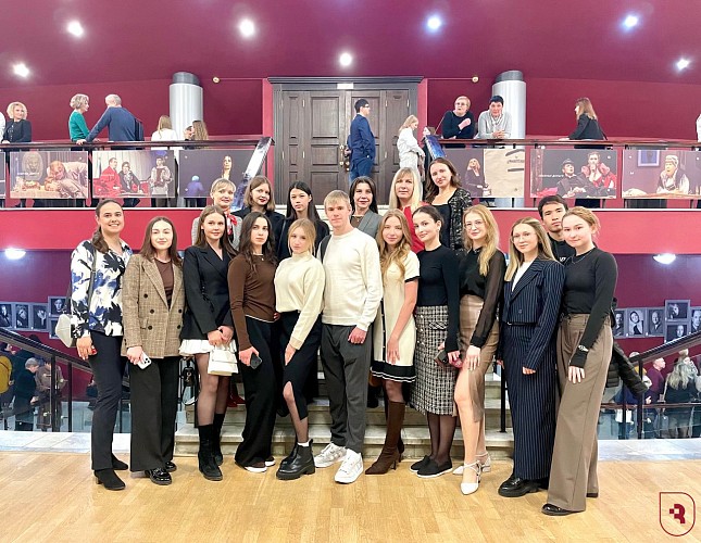 Студенты увидели историческую постановку «Королева» в театре драмы