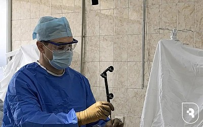 Хирурги НИИТОН СГМУ с помощью робота восстановили пациенту полностью разрушенное колено