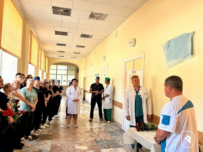 Табличка памяти выдающегося детского хирурга