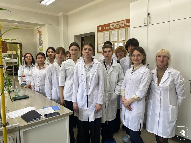 Обучающиеся Предуниверсария СГМУ освоили химические опыты с углеводородами