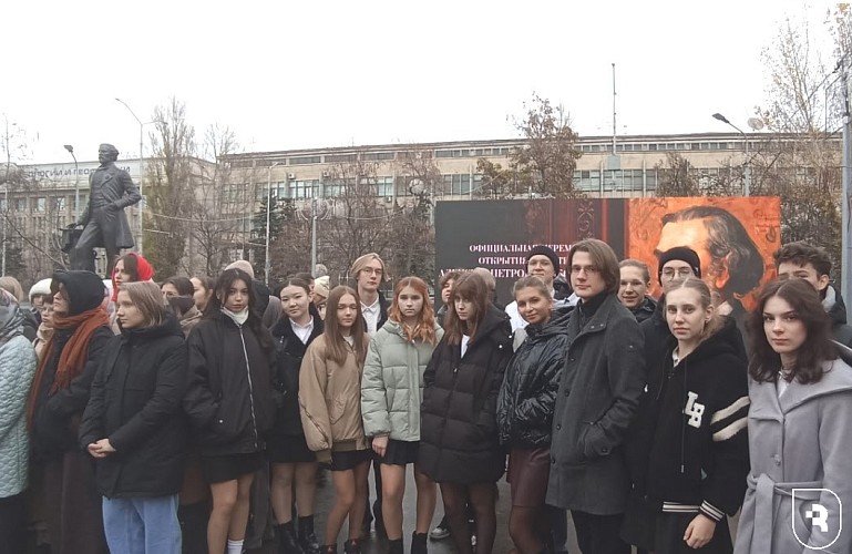 Учащиеся Медицинского предуниверсария СГМУ увидели памятник Боголюбову 