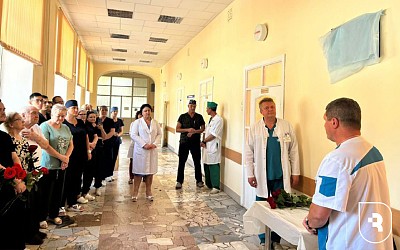Табличка памяти выдающегося детского хирурга