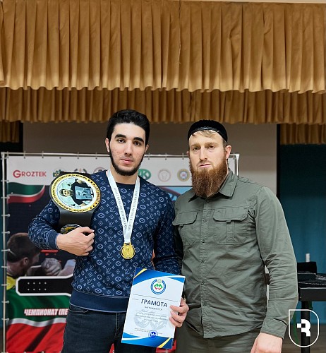Чемпион по армреслингу