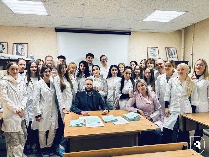 Наука и практика: студенты и преподаватели СГМУ исследуют профессиональную коммуникацию врачей