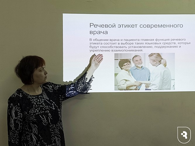 Иностранные студенты СГМУ узнали об особенностях медицинского речевого этикета в России