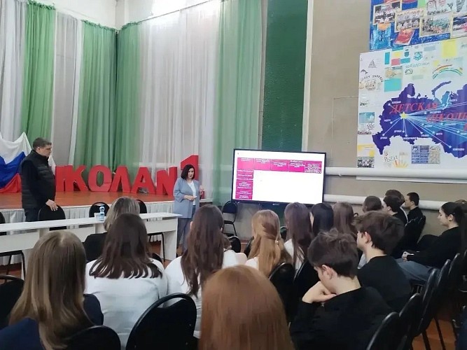 Ректор СГМУ Андрей Еремин встретился с будущими врачами в Новобурасском районе